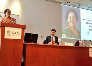 राफेल खरीद पर सियासी विवाद के बीच भारत की रक्षा मंत्री निर्मला सीतारमण फ्रांस पहुंचीं राफेल