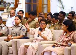 किरण बेदी की बैठक : सभी थानों के एसएचओ और सब इंस्पेक्टर ट्रैफिक चालान काटेंगे किरण बेदी