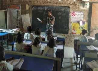 नक्सलियों के गढ़ में इस तरह स्कूल टीचर बने सीआरपीएफ के जवान सीआरपीएफ