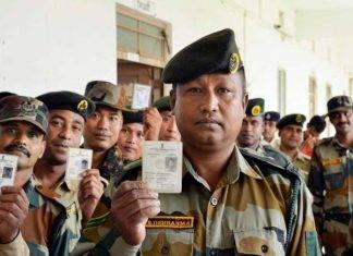 मतदान के लिए जवानों से उनकी पसंद पूछते हैं सेना के अधिकारी मतदान