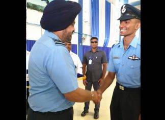 एयर फोर्स अकादमी में भावुक पल जब सूबेदार के बेटे को एयर चीफ ने अपने विंग्स लगाये Informative Image