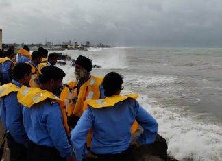 चक्रवाती तूफ़ान वायु से मुकाबले के लिए भारतीय नौसेना तैयार Informative Image