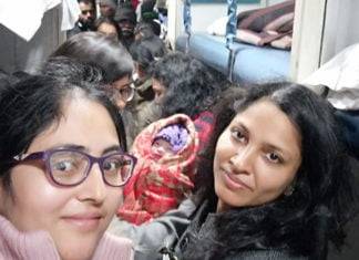 चलती हुई हावड़ा एक्सप्रेस में सेना की अधिकारियों ने कराई डिलीवरी