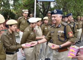 दिल्ली पुलिस के नये कप्तान एस एन श्रीवास्तव ने सड़कों और मोहल्लों में यूँ मनाई होली