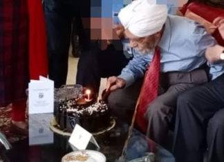 एयर कमोडोर मलिक सिंह खेड़ा ने अपना 100 वां बर्थ डे केक काटा