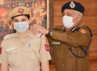 पुलिस कमिश्नर ने लगाई सीमा ढाका की वर्दी पर ASI की फीत दिल्ली पुलिस सीमा ढाका