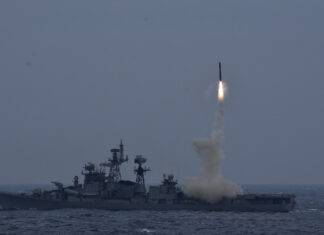 आईएनएस रणविजय से बंगाल की खाड़ी में दागी गई ब्रह्मोस मिसाइल ब्रह्मोस मिसाइल