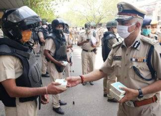 Police Chief visits field staff, distributes sweets on holi दिल्ली पुलिस