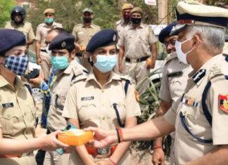 दिल्ली की सड़कों पर पुलिसकर्मियों के साथ कमिश्नर ने यूँ मनाई होली दिल्ली पुलिस