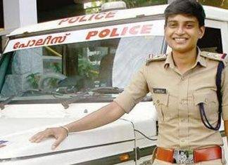 घर घर जा सामान बेच कर अकेले बच्चा पालने वाली पुलिस अधिकारी बनी Annie Shiva