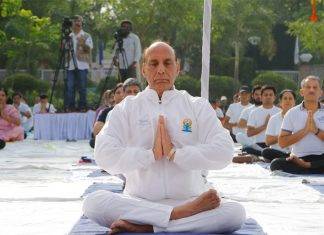 ਰੱਖਿਆ ਮੰਤਰਾਲੇ ਦੇ ਪ੍ਰੋਗਰਾਮ ਵਿੱਚ ਮੰਤਰੀਆਂ ਅਤੇ ਅਧਿਕਾਰੀਆਂ ਨੇ ਯੋਗਾ ਕੀਤਾ ਰਾਜਨਾਥ ਸਿੰਘ