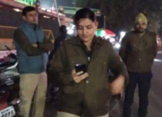 फ़रिश्ता बनकर एक बुज़ुर्ग राहगीर की जान बचाई इस महिला पुलिसकर्मी ने सब इन्स्पेक्टर सोनम पाराशर