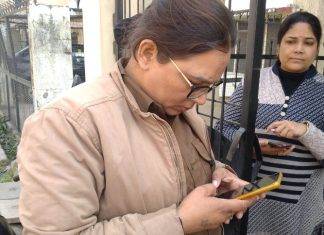 उत्तराखंड में घर घर जाकर पुलिस महिलाओं के फोन पर ये ऐप डाउनलोड करवा रही है उत्तराखंड पुलिस