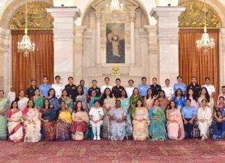 राष्ट्रपति मुर्मू ने उपलब्धियां हासिल करने वाली चुंनिंदा महिलाओं से मुलाक़ात की