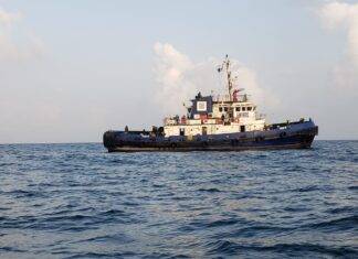 पाकिस्तानी नौसेना ने समुद्र में फंसे नौ भारतीय नाविकों को बचाया