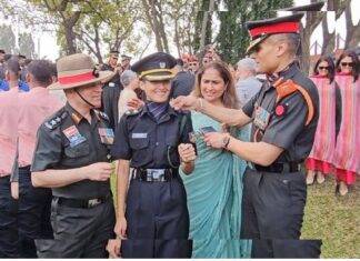 मिलिए ‘सेना की बेटी’ इनायत से जिसने शहीद पिता की वर्दी पहनने का सपना पूरा किया