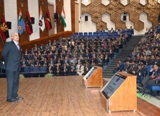 नौसेना प्रमुख ने डीएसएससी में अधिकारियों को सम्बोधित किया