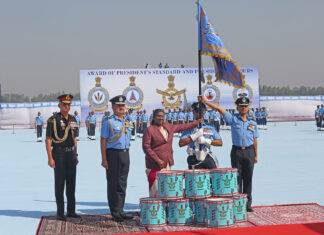 राष्ट्रपति द्रौपदी मुर्मू ने भारतीय वायु सेना की 4 यूनिटों को प्रेसिडेंट स्टैंडर्ड और कलर्स दिए