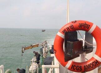 भारतीय तटरक्षक दल ने 27 बंगलादेशी मछुआरों को समुद्र में बचाया