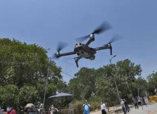 ਮਹਿਲਾ ਪੁਲਿਸ ਅਧਿਕਾਰੀ ਮਹਿਲਾ ਤਕਨੀਕੀ ਯੂਨੀਵਰਸਿਟੀ ਦੇ ਵਿਦਿਆਰਥੀਆਂ ਵੱਲੋਂ ਵਿਕਸਤ ਕੀਤੇ ਗਏ ਡਰੋਨਾਂ ਦੀ ਵਰਤੋਂ ਕਰਕੇ ਦਿੱਲੀ ਦੀ ਨਿਗਰਾਨੀ ਕਰਨਗੀਆਂ।