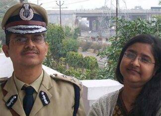 Former IPS officer Amitabh Thakur with his wife Nutan Thakur (file photo)