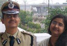 यूपी में चलती ट्रेन से उतार गिरफ्तार किए गए पूर्व आईजी अमिताभ ठाकुर पूर्व आईपीएस अधिकारी अमिताभ ठाकुर पत्नी नूतन ठाकुर के साथ (फाइल फोटो )