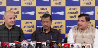 अदालत के फैसले के बाद संवाददाता सम्मेलन में पूर्व मुख्यमंत्री अरविंद केजरीवाल. उनके अगल बगल हैं आम आदमी पार्टी के नेता मनीष सिसोदिया और सांसद संजय सिंह .