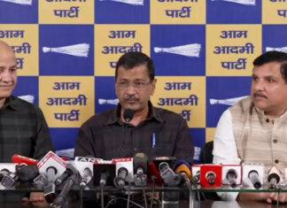 शराब नीति केस : केजरीवाल समेत सभी अभियुक्त बरी, कोर्ट ने सीबीआई को फटकारा अदालत के फैसले के बाद संवाददाता सम्मेलन में पूर्व मुख्यमंत्री अरविंद केजरीवाल. उनके अगल बगल हैं आम आदमी पार्टी के नेता मनीष सिसोदिया और सांसद संजय सिंह .