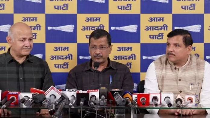 अदालत के फैसले के बाद संवाददाता सम्मेलन में पूर्व मुख्यमंत्री अरविंद केजरीवाल. उनके अगल बगल हैं आम आदमी पार्टी के नेता मनीष सिसोदिया और सांसद संजय सिंह .