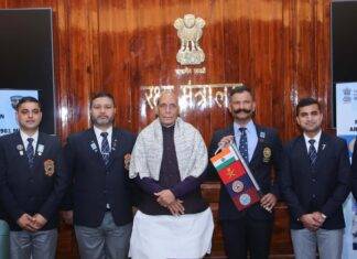 ਰਾਜਨਾਥ ਸਿੰਘ ਨੇ ਮਾਊਂਟ ਏਕੋਨਕਾਗੁਆ ਲਈ ਜਾ ਰਹੇ ਪਰਬਤਾਰੋਹੀਆਂ ਦੀ ਇੱਕ ਟੀਮ ਨੂੰ ਹਰੀ ਝੰਡੀ ਦਿਖਾ ਕੇ ਰਵਾਨਾ ਕੀਤਾ।