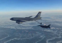 ਅਮਰੀਕੀ ਹਵਾਈ ਫੌਜ ਦਾ ਜਹਾਜ਼ ਇਰਾਕ ਉੱਤੇ ਹਾਦਸਾਗ੍ਰਸਤ: ਸਾਰੇ ਛੇ ਚਾਲਕ ਦਲ ਦੇ ਮੈਂਬਰ ਮਾਰੇ ਗਏ ਇੱਕ ਅਮਰੀਕੀ ਹਵਾਈ ਫੌਜ ਦਾ KC-135 ਜਹਾਜ਼ ਹਵਾ ਵਿੱਚ ਦੂਜੇ ਜਹਾਜ਼ ਨੂੰ ਰਿਫਿਊਲ ਕਰ ਰਿਹਾ ਹੈ (ਫਾਈਲ ਫੋਟੋ)