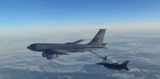 ਇੱਕ ਅਮਰੀਕੀ ਹਵਾਈ ਫੌਜ ਦਾ KC-135 ਜਹਾਜ਼ ਹਵਾ ਵਿੱਚ ਦੂਜੇ ਜਹਾਜ਼ ਨੂੰ ਰਿਫਿਊਲ ਕਰ ਰਿਹਾ ਹੈ (ਫਾਈਲ ਫੋਟੋ)