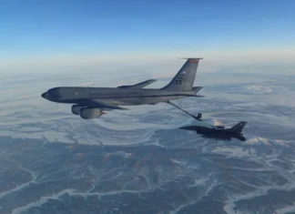 ਇੱਕ ਅਮਰੀਕੀ ਹਵਾਈ ਫੌਜ ਦਾ KC-135 ਜਹਾਜ਼ ਹਵਾ ਵਿੱਚ ਦੂਜੇ ਜਹਾਜ਼ ਨੂੰ ਰਿਫਿਊਲ ਕਰ ਰਿਹਾ ਹੈ (ਫਾਈਲ ਫੋਟੋ)