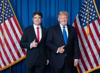 ਜੋਸਫ਼ ਕੈਂਟ, ਨੈਸ਼ਨਲ ਕਾਊਂਟਰ ਟੈਰਰਿਜ਼ਮ ਸੈਂਟਰ ਦੇ ਮੁਖੀ, ਅਮਰੀਕੀ ਰਾਸ਼ਟਰਪਤੀ ਡੋਨਾਲਡ ਟ੍ਰੰਪ ਨਾਲ (ਫਾਈਲ ਫੋਟੋ)