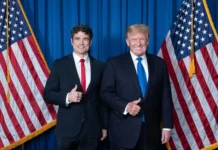 अमेरिका के राष्ट्रपति डोनाल्ड ट्रम्प के साथ आतंकवाद निरोधक संगठन 'नेशनल काउंटर टेररिज्म सेंटर' के प्रमुख जोसेफ केंट ( फाइल फोटो )