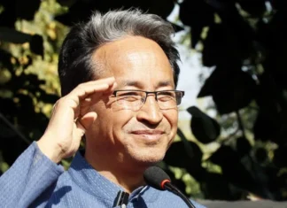 रासुका में गिरफ्तार सोनम वांगचुक जोधपुर जेल से रिहा , सरकार ने रद्द की हिरासत पर्यावरण कार्यकर्ता सोनम वांगचुक ( फाइल फोटो )