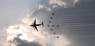 ਭਾਰਤੀ ਹਵਾਈ ਫੌਜ ਸੂਰਿਆ ਕਿਰਨ ਐਰੋਬੈਟਿਕ ਟੀਮ ਦੇ ਚੰਡੀਗੜ੍ਹ ਉੱਤੇ ਹਵਾਈ ਜਹਾਜ਼ਾਂ ਦੇ ਕਾਰਨਾਮੇ ਭਾਰਤੀ ਹਵਾਈ ਫੌਜ ਸੂਰਿਆ ਕਿਰਨ ਐਰੋਬੈਟਿਕ ਟੀਮ