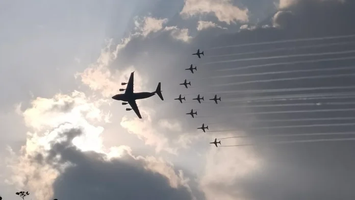 surya kiran भारतीय वायु सेना की सूर्य किरण एरोबैटिक टीम भारतीय वायु सेना की सूर्य किरण एरोबैटिक टीम