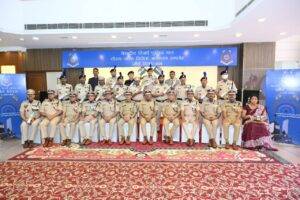 सीआरपीएफ महानिदेशक जी पी सिंह और अधिकारियों के साथ ,  मेडल से अलंकृत जवान और वीर नारी सम्मान 