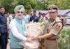 Delhi Police Commissioner Satish Golcha welcomes Lieutenant Governor Taranjit Singh at an event organized for the destruction of narcotics.