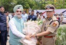 Delhi LG Taranjit Singh announces setting up of first ANTF Police Station in Capital Delhi Police Commissioner Satish Golcha welcomes Lieutenant Governor Taranjit Singh at an event organized for the destruction of narcotics.