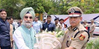 उपराज्यपाल ने ‘ड्रग फ्री दिल्ली’ का नारा दिया , दिल्ली में एएनटीएफ थाना बनाने का ऐलान नशीले पदार्थों को नष्ट करने के लिए आयोजित कार्यक्रम में दिल्ली के उप राज्यपाल तरनजीत सिंह का स्वागत करते हुए पुलिस कमिश्नर सतीश गोलचा
