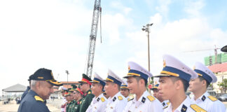 वियतनाम से रवानगी के समय भारतीय नौसेना के पूर्वी बेड़े के फ्लैग ऑफिसर कमांडिंग रियर एडमिरल आलोक आनंद ने वियतनाम की नौसेना के जवानों से मुलाकात की