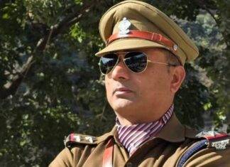 रात की ड्यूटी करके लौट रहे चौकी प्रभारी की कार खाई में गिरने से मौत उप निरीक्षक विनोद शर्मा ( फाइल फोटो )