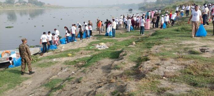 yamuna cleaning The task of cleaning the Yamuna in Delhi has been entrusted to the Territorial Army. The task of cleaning the Yamuna in Delhi has been entrusted to the Territorial Army.