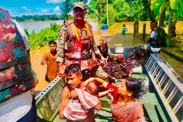 assam flodd army ਅਸਾਮ ਵਿੱਚ ਫੌਜ ਦੇ 'ਓਪ੍ਰੇਸ਼ਨ ਜਲ ਰਾਹਤ' ਦੌਰਾਨ ਹੜ੍ਹ ਪ੍ਰਭਾਵਿਤ ਪਰਿਵਾਰਾਂ ਨੂੰ ਬਚਾਇਆ ਗਿਆ ਅਸਾਮ ਵਿੱਚ ਫੌਜ ਦੇ 'ਓਪ੍ਰੇਸ਼ਨ ਜਲ ਰਾਹਤ' ਦੌਰਾਨ ਹੜ੍ਹ ਪ੍ਰਭਾਵਿਤ ਪਰਿਵਾਰਾਂ ਨੂੰ ਬਚਾਇਆ ਗਿਆ