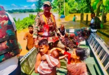 असम में बाढ़ से तबाही : 11 मरे, सेना ने 200 लोग सुरक्षित निकाले असम में सेना के 'ऑपरेशन जल राहत' के दौरान सुरक्षित निकाले गए बाढ़ पीड़ित परिवार