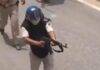 बिहार के सीवान में प्रदर्शनकारियों से निपटने में एके 47 तानता हुआ पुलिसकर्मी