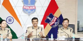 तेलंगाना के पुलिस महानिदेशक सी वी आनंद और अन्य अधिकारी