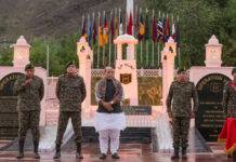 द्रास स्थित समर स्मारक पर यूं मनाया गया 27 वां करगिल विजय दिवस द्रास स्थित करगिल समर स्मारक पर रक्षा मंत्री राजनाथ सिंह के साथ सेना प्रमुख धीरज सेठ व् सेना के अन्य वरिष्ठ अधिकारी